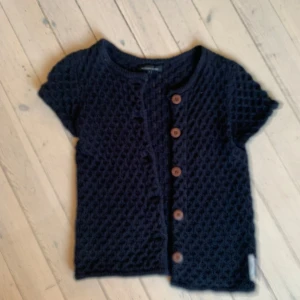 Mörkblå kortaärmad kofta 💘💘 - Säljer mörkblå kortaärmad kofta som nästan aldrig är använd ❤️ 