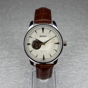 Seiko Presage Brown - Säljer en otroligt fin Seiko Presage Mod! Helt Ny!   Sapphire glas  Japansk NH38 movement  Case storlek 40mm. Open Heart Dial Hör av er vid frågor!  Klockorna är moddade Seiko med äkta mekanism (t.ex. Seiko NH35). Övriga delar är utbytta för en unik design. 