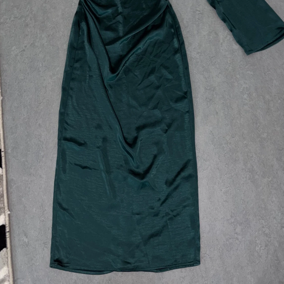 Mörkgrön oneshoulder klänning - 1