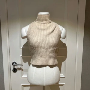 Beige stickad polotopp från Zara - Säljer en jättesöt beige stickad polotopp från Zara. 