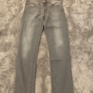 Levis 511 - Säljer också dessa Levis 511 i en snygg grå färg med tvätt. Storlek: W:29 L:32. Säljer även dessa för endast 119 kr. Vid frågor är det bara att skriva :)