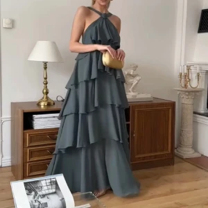 Drömmig klänning - Säljer nu min fina balklänning. Finns inte att köpa längre. Storlek M, passar även en S. Perfekt till finare tillfällen såsom balen eller bröllop 😍