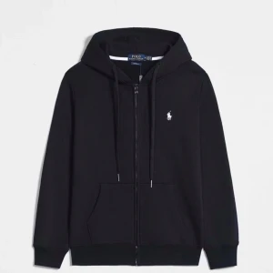 Svart hoodie från Polo Ralph Lauren - Snygg svart hoodie från Polo Ralph Lauren med dragkedja och klassisk logga på bröstet. Tröjan har långa ärmar och en praktisk känguruficka framtill. Perfekt för en avslappnad stil.