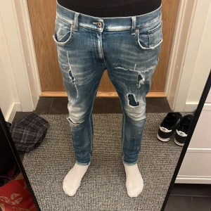 Dondup Alex - Hej säljer ett par dondup Alex jeans då det är för små för mig. Storleken är 30 och passar dig som är runt 170cm. Dm för fler bilder!