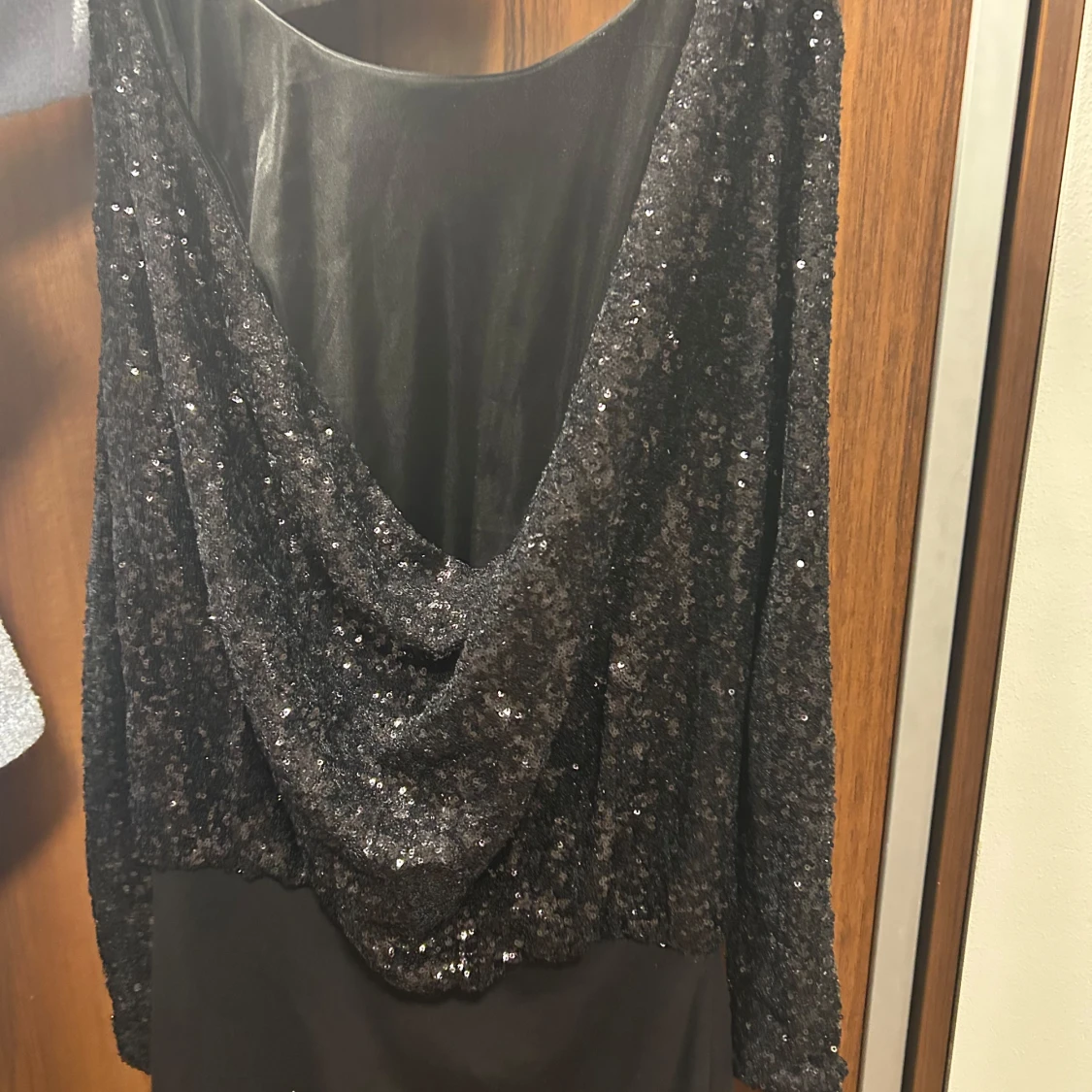 Svart glittrig klänning - 3