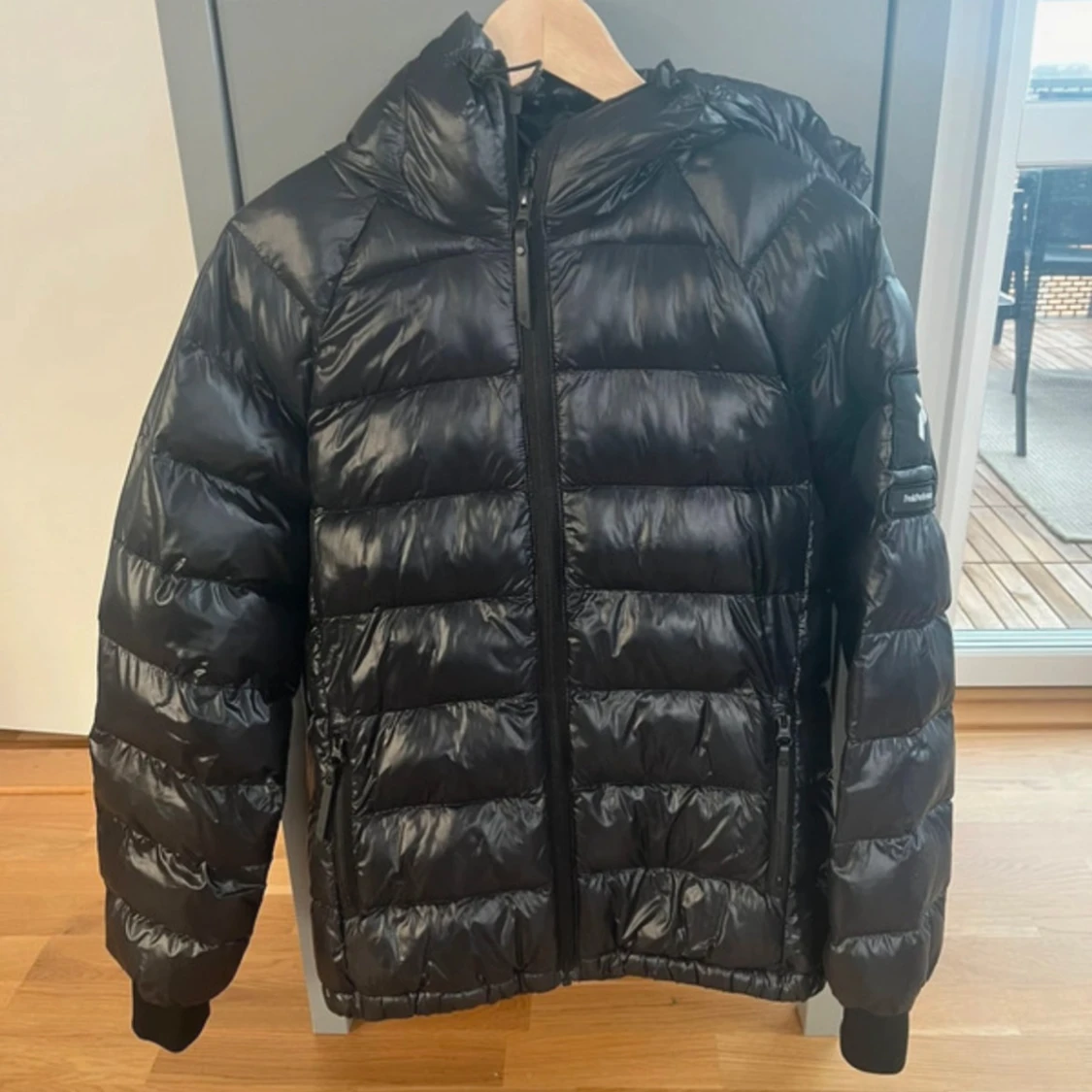 Svart dunjacka från Peak Performance