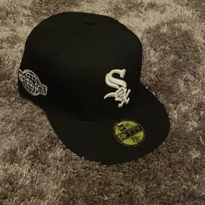Svart keps från New Era - Snygg svart keps från New Era med broderad logga framtill och MLB-logga baktill. Kepsen är helt ny oanvänd!