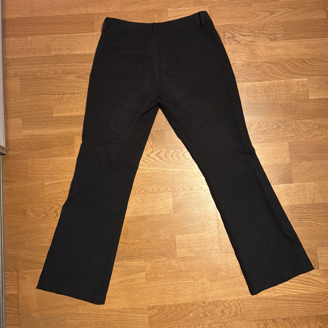 Svarta kostymbyxor från BikBok - 3