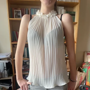 Vit plisserad ärmlös topp - Säljer min jättefina blus som tyvärr inte har kommit till användning. Därför i jättebra skick🥰