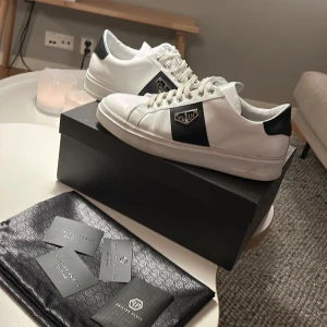 Philipp Plein skor - Säljer mina Philipp Plein skor nu som jag har tagit han in väldigt väl dem är i väldigt bra skick och har endast använt ett par gånger då jag har använt dem på endast festliga tillfällen. Men nu så börjar dem bli för små. Dem är köpta för 5000 prick på Philipp Pleins egna hemsida och dustbag tags och allting följer med som jag fick till skorna. Storlekarna är som vanligt och är i storlek 43. Är det några frågor så är det bara att höra av er. Pris kan gå ner vid snabb och enkel affär.🛍️💸