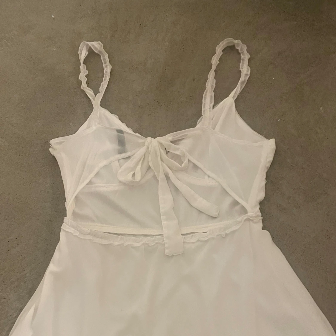 Vit klänning med volangdetaljer - 3