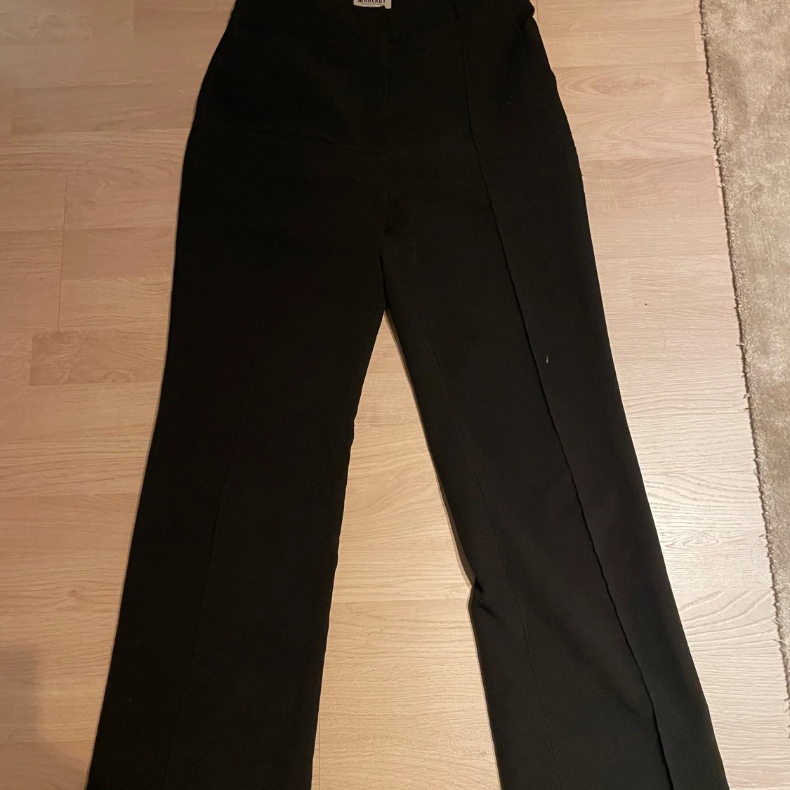 Svarta kostymbyxor från Madlady - 1