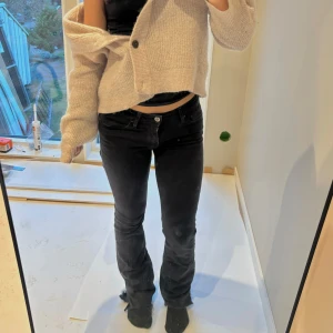 Svarta lowrise jeans från Levi's - Säljer nu mina favorit jeans som tyvärr börjar bli lite små, från Levi's. Bootcut och klippta där nere. Sitter perfekt runt rumpan och har en bra höjd vid midjan. Dm om fler frågor❤️❤️