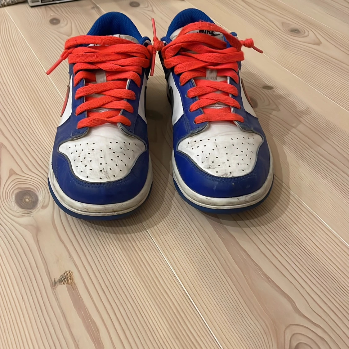 Nike Dunk i blått, vitt och rött - 3