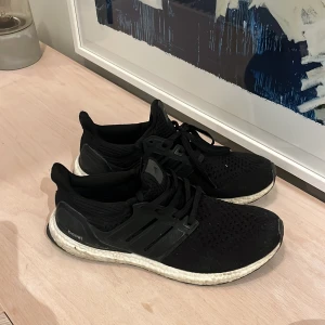 Svarta Adidas Ultraboost - Snygga svarta Adidas Ultraboost sneakers. Perfekta för både träning och vardag.