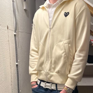 CDG tröja  - Beige CDM tröja. Finns två små fläckar på framsidan. Kom meddelande för fler bilder 