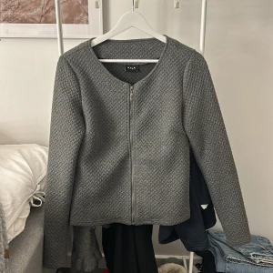 Vila kofta - Köpt second hand men i jättebra skick. Strl S💕Lite tightare passform men passar mig som vanligtvis har S/M och är 176 cm.