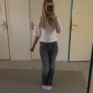 Grå jeans - Gråa jeans, köpta i Spanien och finns ej att köpa i Sverige. Använda 2 gånger och inga skador. 