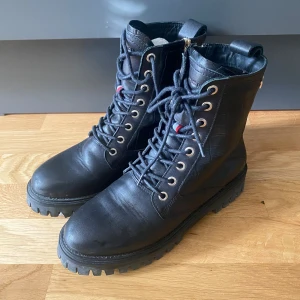 Tommy hilfiger kängor  - Bekväma kängor i strlk 37, flint skick 