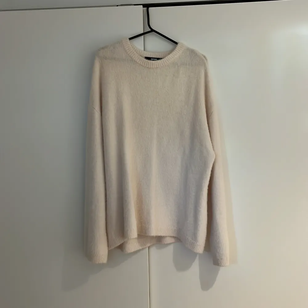 Jätte mysig stickad tröja. Är så mjuk och skön. I jättebra skick, inga defekter. Gjord i 63% ull och 37% polyamid. Färgen är en slags ljus rosa/beige färg. Kostade 900kr i nypris. Jag är 171cm och bär vanligtvis storlek xs/s. Säljer likadan i grå. . Neuleet.