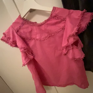 Rosa blus/t-shirt💞 - Säljer denna fina blus/ tröjan från mango i storlek s. Säljer pågrund av ingen användning och har använt ett par fåtal gånger💞