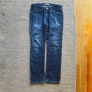 Acne jeans - Ett par mörkblåa acne jeans i storlek 31/32. Slim fit/straight model. Bra skick!