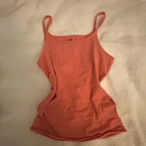Rosa linne! - Säljer ett superfint rosa linne som inte kommer till användning. Passar till nästan allt och sitter väldigt fint. Det är lite mer rosa än vad det ser ut som på bilderna. Pris kan diskuteras!! Skulle gissa att storleken är XS men passar mig som har S.