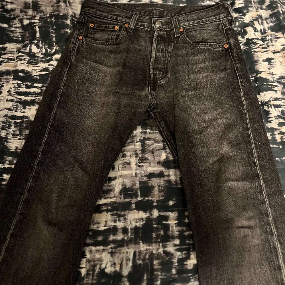 Säljer ett par riktigt feta svarta 501 Levis jeans med snygg stentvätt look som fader sig nedåt. Perfekt för alla stilar. Det finns några slitningar vid fållen och grenen annars bra skick. Storlek 28/28. Tveka inte på att höra av er vid fler frågor.. Jeans & Byxor.