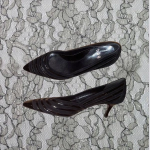 Klackar  - Så coola svarta klackar från HÖGL med spetsig tå! Bekväma att gå i 🦪🥂