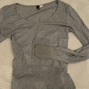 Stickad tröja - 🎀v-ringad 🎀stickad 🎀storlek- 40 🎀från hm 🎀den passar mig som har storlek s, 