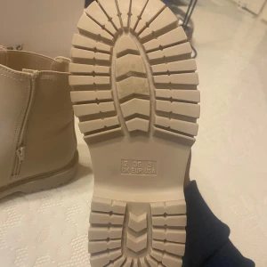 oanvänd skor  - Jag köpte den till min syrra och den va liten på henne 