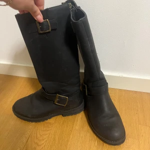 Svarta boots  - Svarta boots i Stl 37