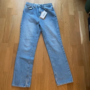Vero Moda jeans - Helt nya jeans i perfekt skick från Vero Moda med prislapp kvar. De är ljusblåa med rak passform, hög midja och sidoslits i benslutet. Köpta för 600 kr. Tyvärr för små för mig