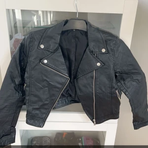 Croppad skinjacka - I okej skick därav priset