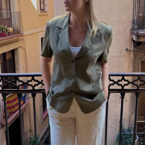 Grön linnekavaj - Köpt vintage i Barcelona, inga defekter. Står XL i kavajen men skulle säga den är mer M