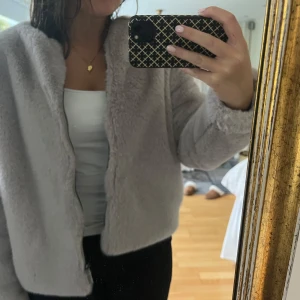 Pälsjacka - Fejkpäls-jacka från zara. Köpt för två år sedan men sparsamt använd då den inte är min stil💞pris kan diskuteras