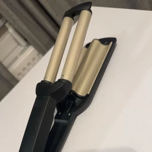 Vågtång - Hej! Jag säljer min vågtång som jag har använt endast några gånger. Den är i utmärkt skick och otroligt lätt att använda, perfekt för att skapa vackra vågor snabbt och enkelt. Säljer den för ett jätte bra pris 💕köpt för 559kr