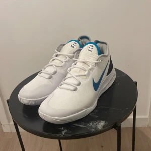 Helt nya Nike AirMax - Hej, jag säljer dem här par skorna pågrund av att den var för små. Är i princip nya har para testat dem hemma, är i bra skick