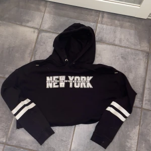 Croppad hoodie med tryck - Croppad hoodie med tryck. Skönt material. Sällan använd. 