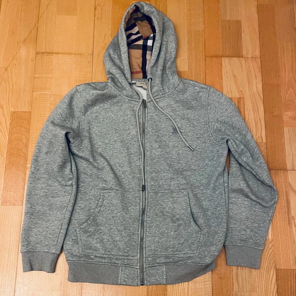 Säljer en fet burberry tröja. Skicket är väldigt bra förutom att kedjan ibland faller, men det är bara att sätta på den igen. Hör gärna av dig vid eventuella frågor.. Hoodies.