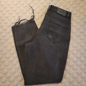 Svarta jeans - Svarta jeans från Vero moda. Storlek 28/32.