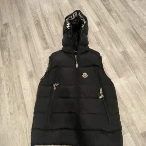 Helt nya biter moncler väst  - Oandvänd Pris går att diskuteras  Minst 1500