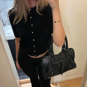 Stickad topp/kofta - Superfin stickad topp/kofta från Hm i storlek M. Helt ny med lapp på. Även helt slutsåld på hemsidan💕💕