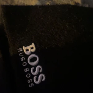 Säljer denna Hugo boss mössa vill inte ha den pågrund av att den var liten för mig men annars den är jätte fin o de billigt pris o de passar både tjejer och killar den e absolut jätte fin och den passar perfekt men inte på mig  - Svart,vit text