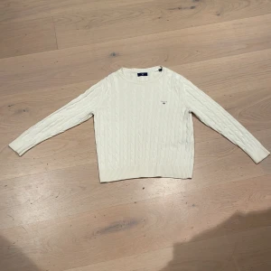 Gant tröja - Hej nu säljer jag min gant tröja!som är kräm vitt 