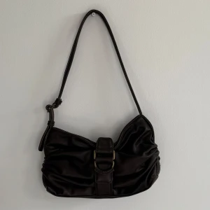 Brun väska - Brun väska från Gina tricot. Säljes då jag inte använder den alls. Mycket fint skick!