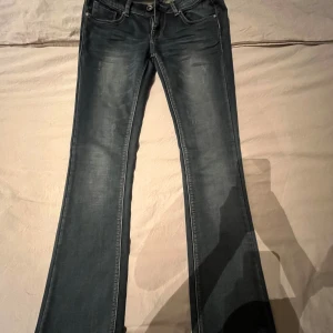 Lowwaste vintage jeans - Supersnygga lowaste jeans, ser nya ut, boor ut med snygg tvätt, passar storlek s/m med innerbensmått 82cm💕skriv vid funderingar eller med info💕