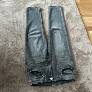 Zara Jeans 👖  - Zara jeans använd 15 gånger max! 🫧💯 skicka iväg ett dm utan tvekan om du är intresserad 