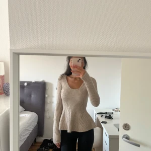 Stickad utsvängd tröja  - Populär stickad tröja från H&M, aldrig använd. Super fin utsvängning och formar midjan fint, säljer då jag inte får användning av den. Hör av er vid frågor 💕