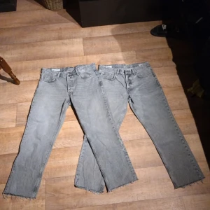 Två par gråa Zara jeans 👖 - Mycket bra skick.  Aldrig använt. Fick dem av en kompis som inte ville ha dem.   Båda är identiska. 